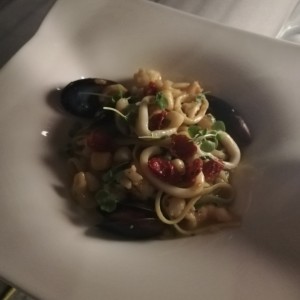 Linguini aglio e olio frutto di mare (Disponible gluten free)