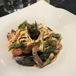 Linguini Aglio e Olio Frutto di Mare