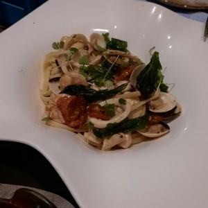 Linguini aglio e olio frutto di mare