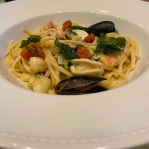 Linguini aglio e olio frutto di mare