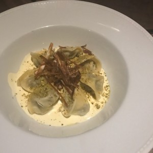 Ravioloni relleno de burrata y tomates secos