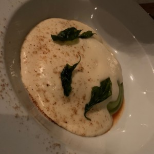 Ravioloni relleno de burrata y tomates secos