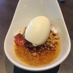 creme brulee con semillas de sarrapia y helado de romero