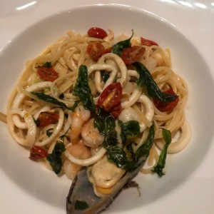 Linguini aglio e olio frutto di mare (Disponible gluten free)