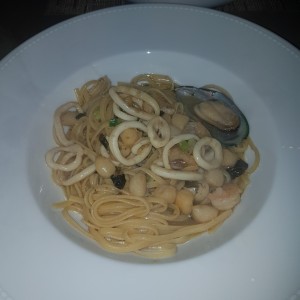 Linguini aglio e olio frutto di mare (Disponible gluten free)