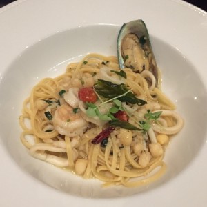 Linguini aglio e olio frutto di mare (Disponible gluten free)