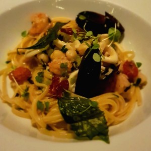 Linguini aglio e olio frutto di mare (Disponible gluten free)