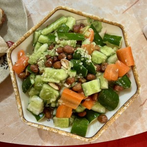 Ensalada de pepino con mani 