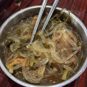 Sopa de fideos de arroz con jarrete