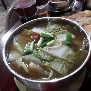 sopa de fideos con costillas de cerdo