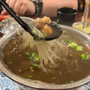 Sopa de fideo transparente con cerdo