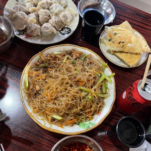 Fideos transparente, dumplings de cerdo con puerro y hojaldre con cebollina