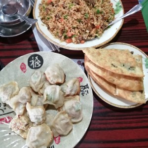 Dumplings Fritos, Hojaldre con cebollina, Arroz frito con carne