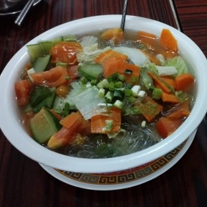 Sopa de fideo trasparente de vegetales. 