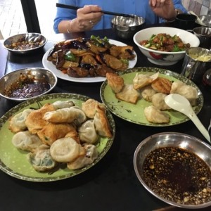 ensalada de berenjena con papa, cerdo asado, dunplings de cerdo y puerro, y dumplings de pollo