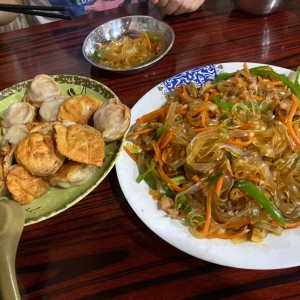 jiaozi de kimchi con puerco y fideos salteados