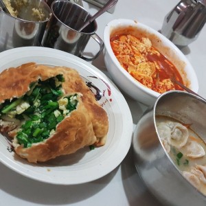 empanadas de cebollina y huevo, tofu en salsa de aceite de chile y dumplings en sopa