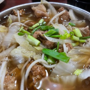 Sopa de fideos de harina y costillita de cerdo