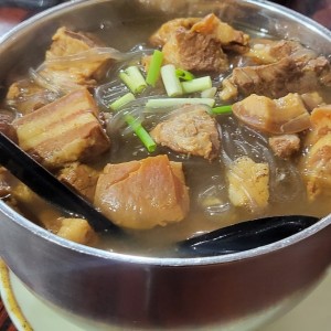 Sopa de Puerco con fideo transparente