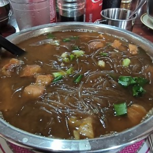 Sopa de puerco con fideos transparentes 