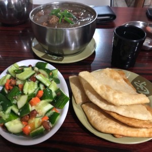 Ensalada de pepino, hojaldre dulce y fideos con falda