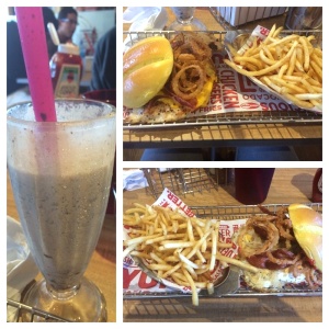 Batido oreo, hamburguesa Panama y BBQ bacon and cheese