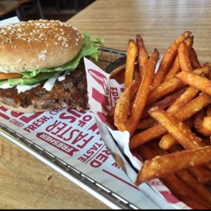 vegan burger y papas de camote