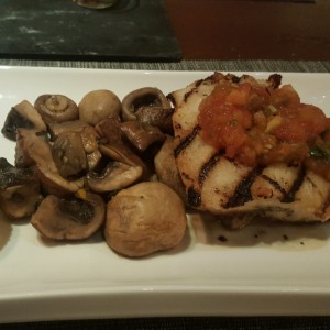 filete de corvina con hongos