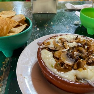 Queso fundido con hongos