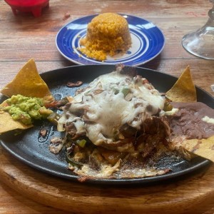 FAJITAS DE ALAMBRE GRATINADAS (Tiritas de Carne, salteadas con Pimentones y Cebollas, Gratinadas con Queso Mozzarella, con Frijoles y Guacamole, Arroz y un Toque Especial de la Casa)