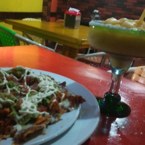 Nacho Especial Mixto y Margarita de Marqcuya