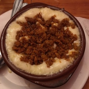 Queso fundido con chorizo