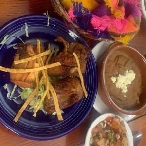 Carnitas com tortilla suave, frijoles y pico de gallo