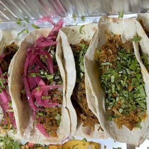 Tacos de cochinito con tortilla de harina