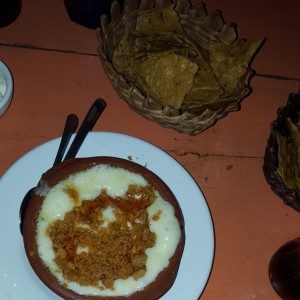 Queso Fundido con Chorizo