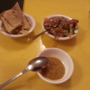 totopos, pico de gallo y picante