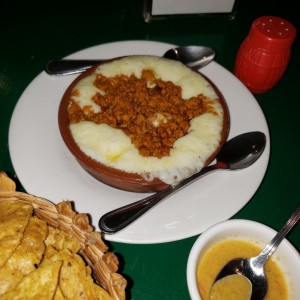 Queso fundido con chorizo