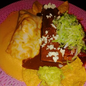 chilaquiles mixtos de tres salsa