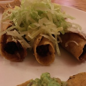 Flautas de pollo, chorizo y carne