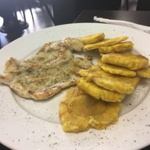 pollo a la parrilla y patacones