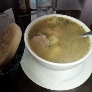 sancocho criollo con arepa 