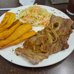 bistec encebollado con tajadas 