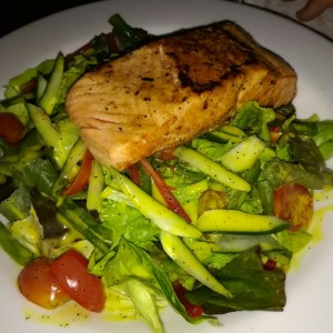 Ensalada macondiana con Salmon