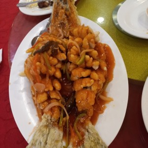 Robalo racimo de uva salsa agridulce
