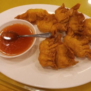 Wanton de camarón frito con salsa agridulce