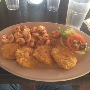 camarones al ajillo con patacones