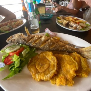 Pescado frito con patacones