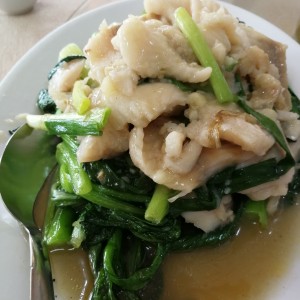 Filete de pescado con hoja de mostaza