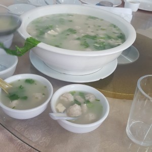 sopa de bolita de pescado