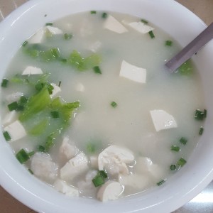 sopa de bolita de pescado mediana